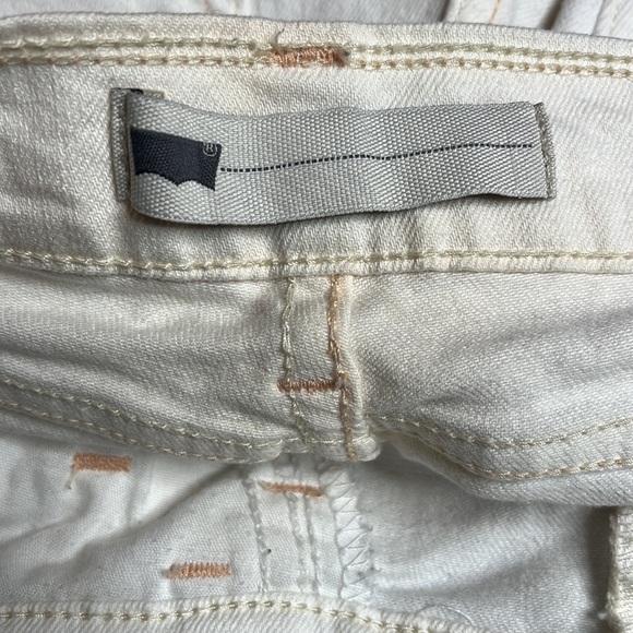 Levi's Women's White Shorts used in good condition size small - Picture 4 of 4